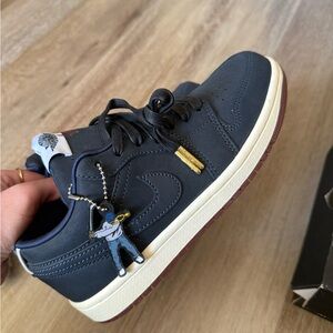 Nike Kids Navy Low-Top Sneaker with Cream Midsole and Burgundy Outsole